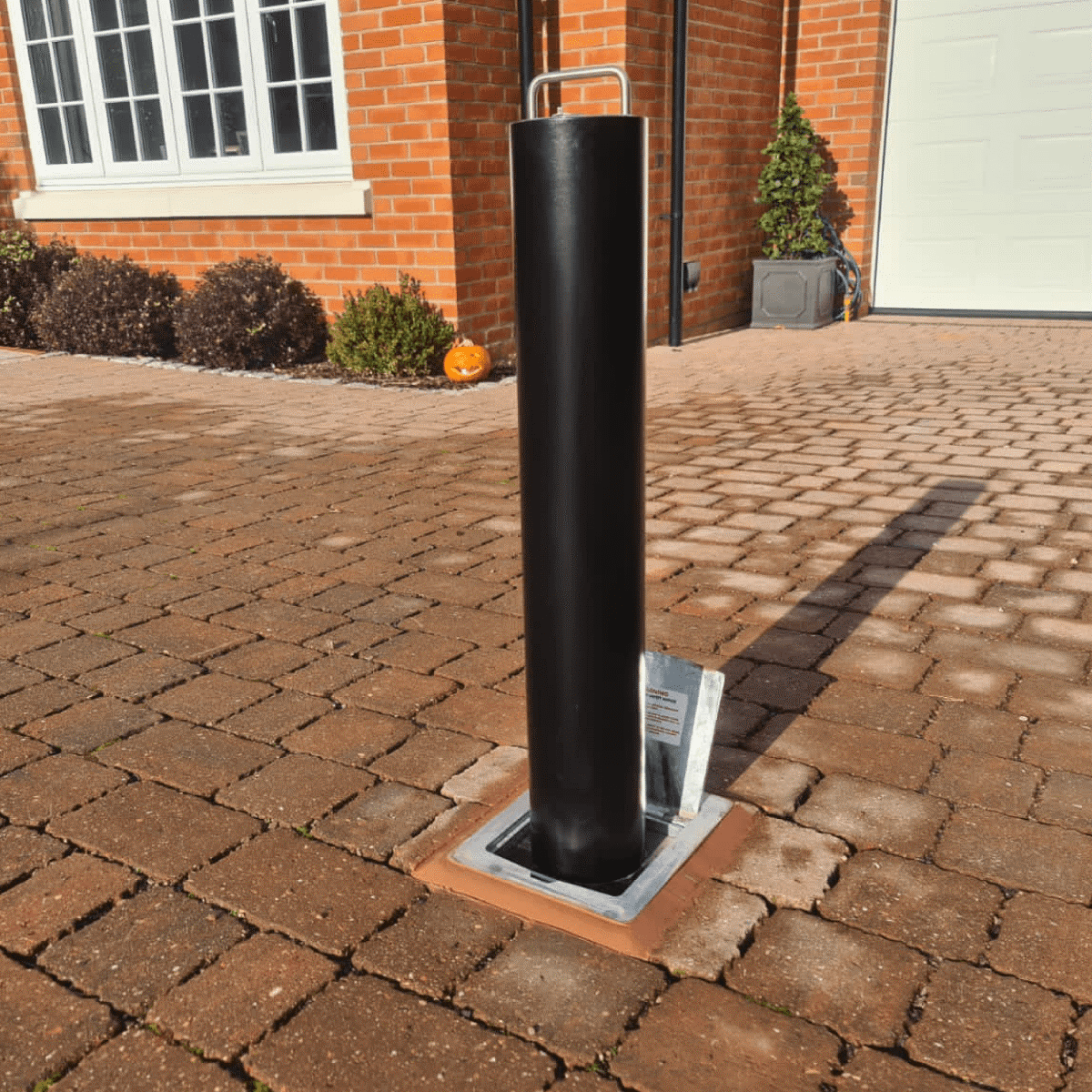 A picture of a bollard.