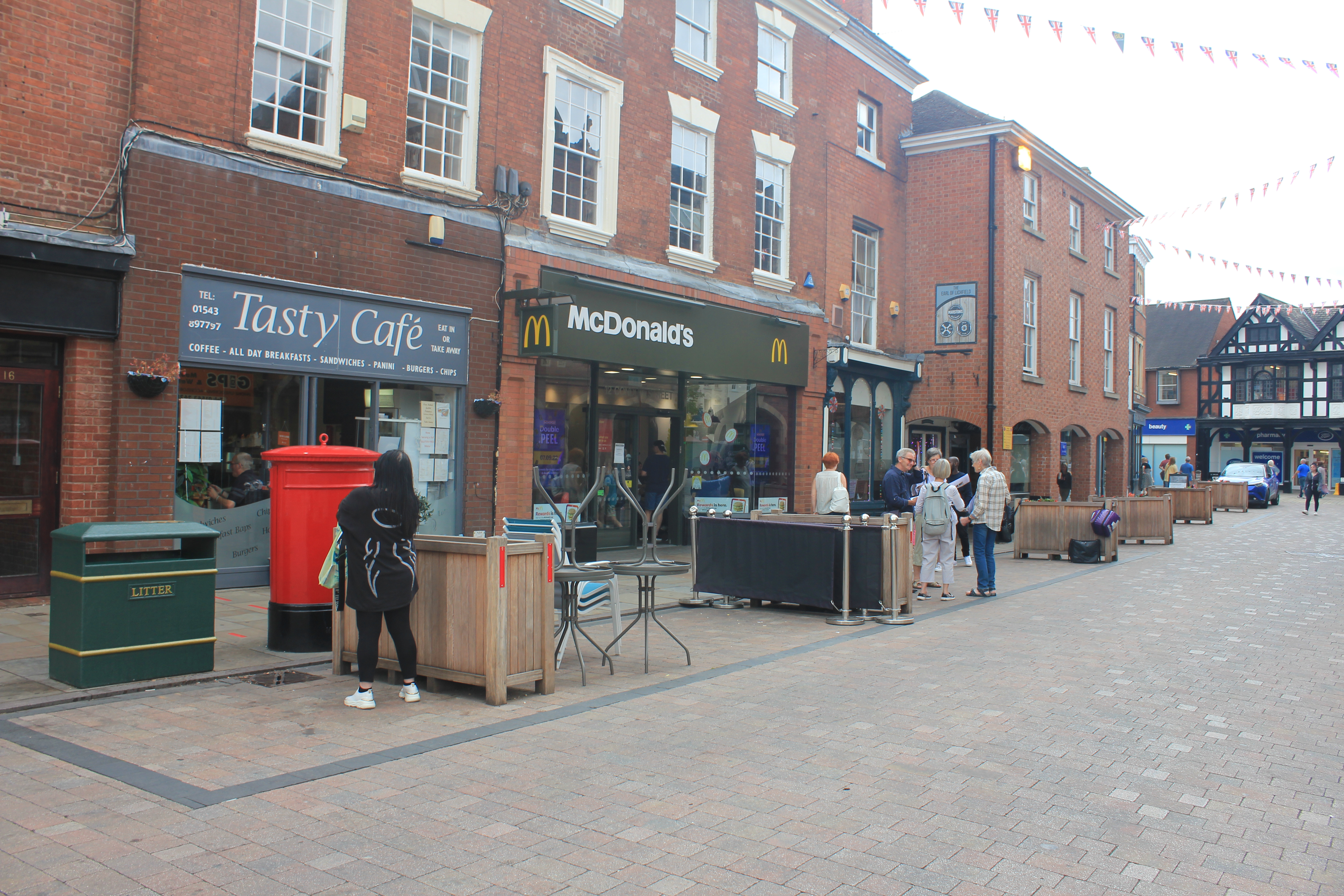 85 per cent of survey respondents are in favour of pavement cafes