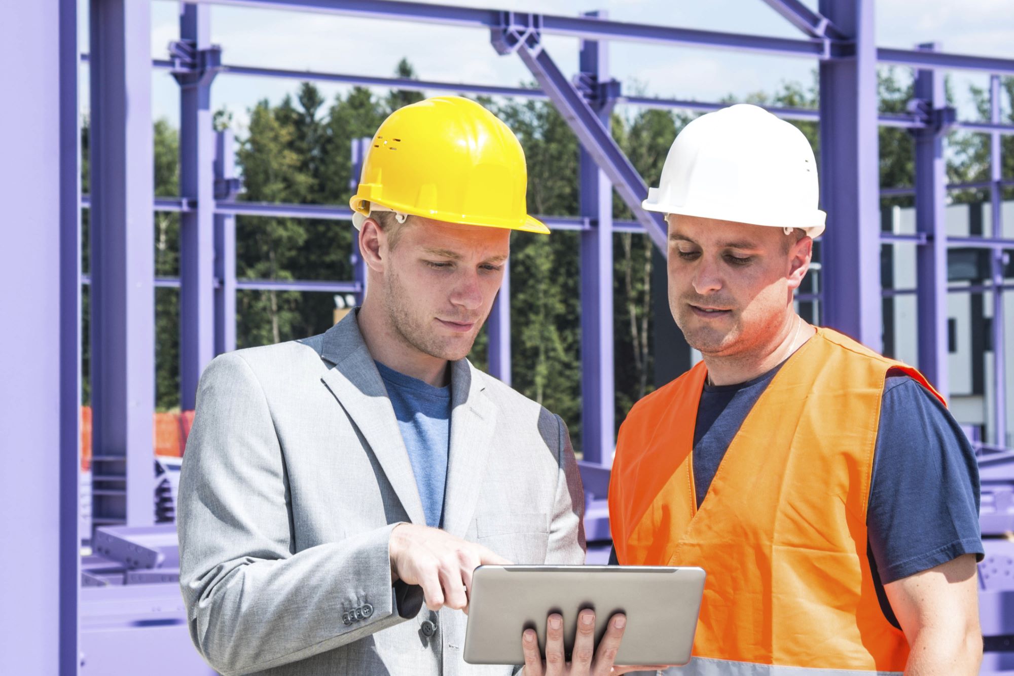 A picture of an architect and a builder with a tablet.